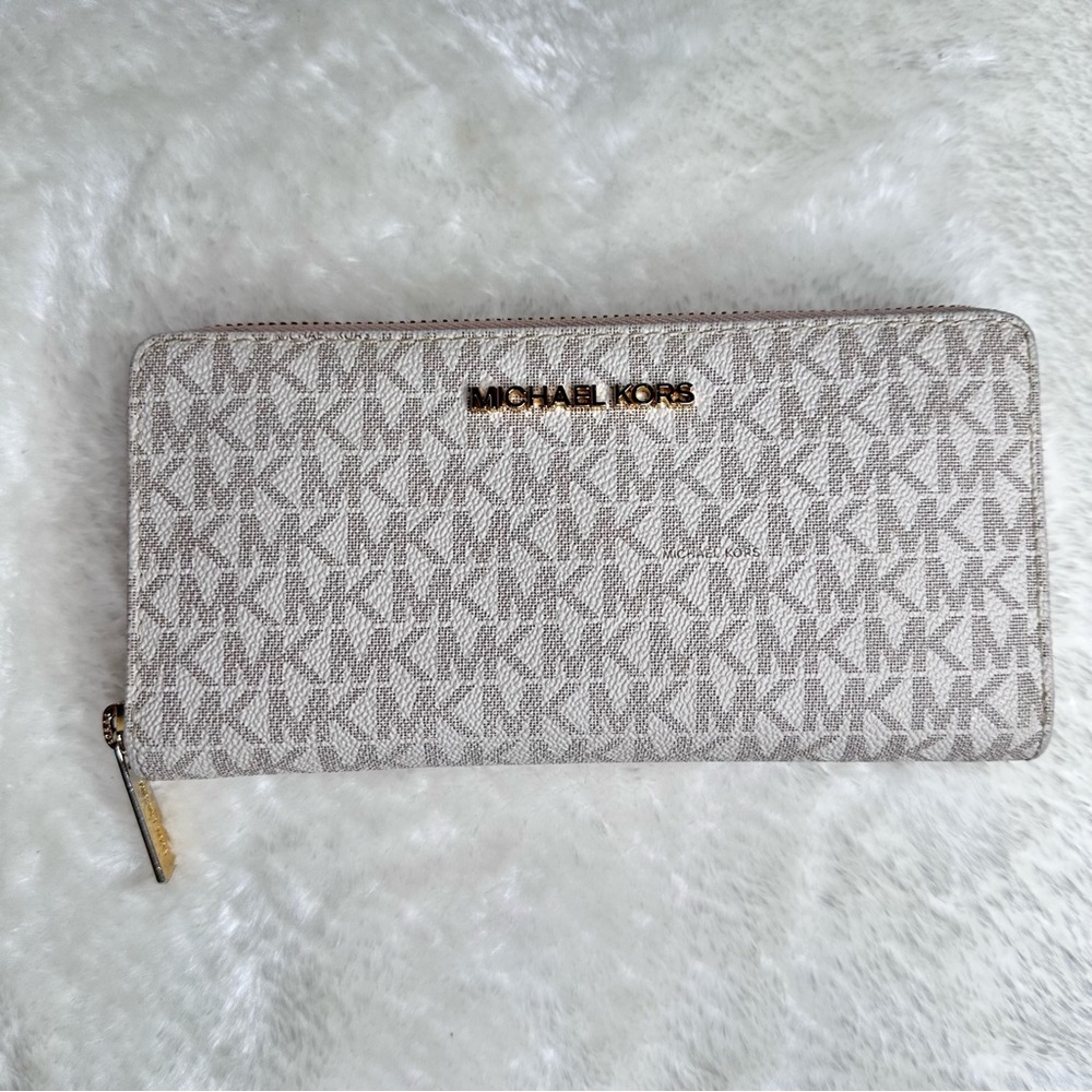 Michael Kors Jet Set Travel Zippy Wallet - Picture 2 of 14